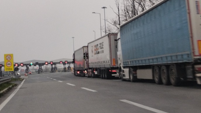 Kamioni satima na granici